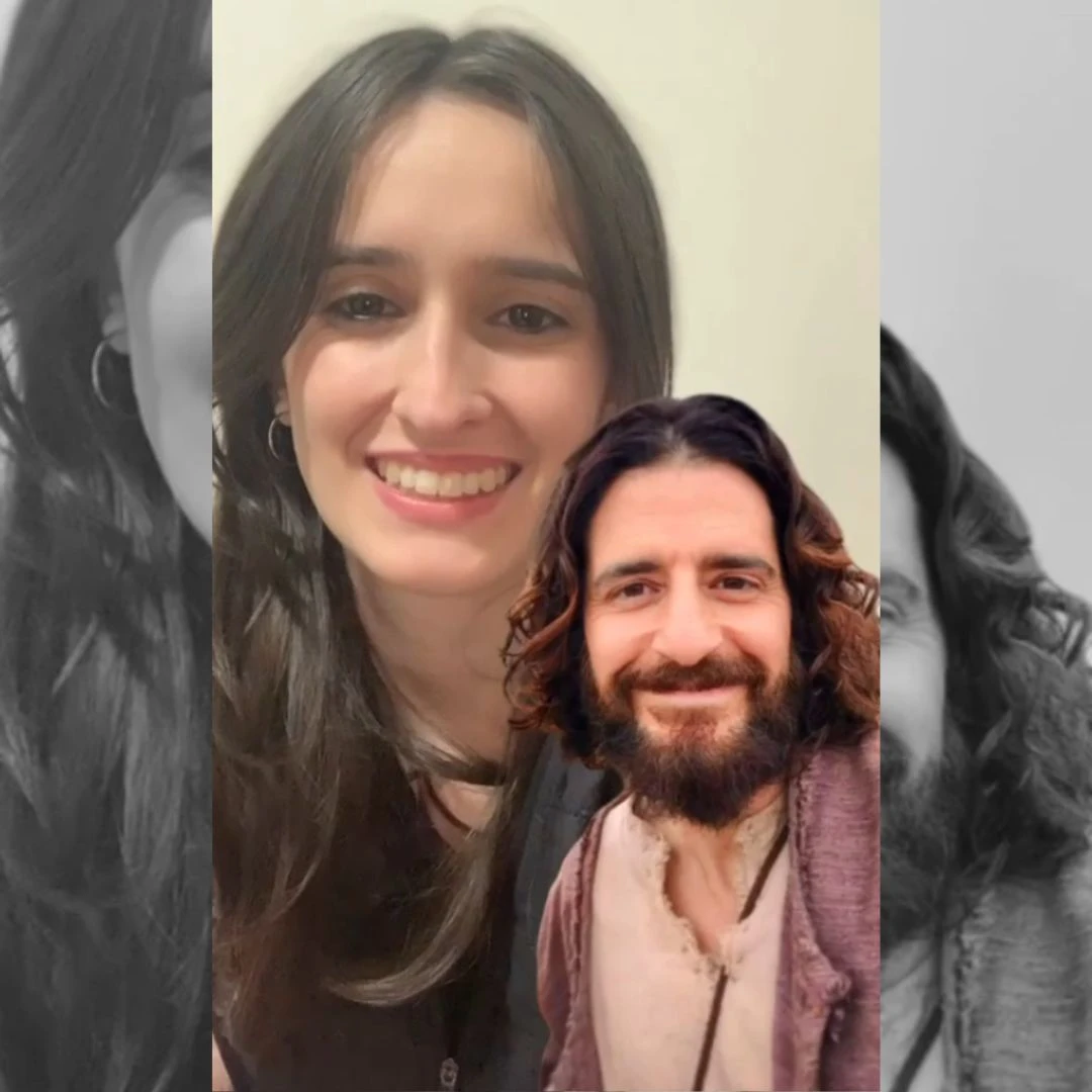 Selfie feita com o filtro Selfie com Jesus, que coloca o Jesus da série The Chosen ao lado da pessoa